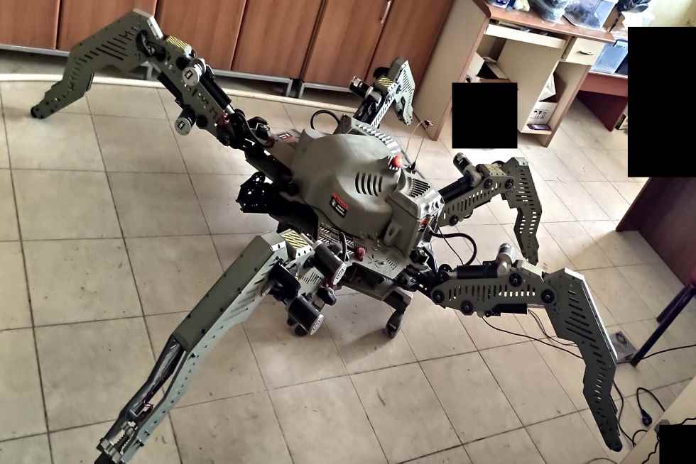 Üniversitemiz Araştırma Görevlisi “5 Bacaklı Otonom Pentapot Mini Ekskavatör Robotu” Çalışması Yaptı