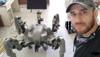 Üniversitemiz Araştırma Görevlisi “5 Bacaklı Otonom Pentapot Mini Ekskavatör Robotu” Çalışması Yaptı - Resim 3