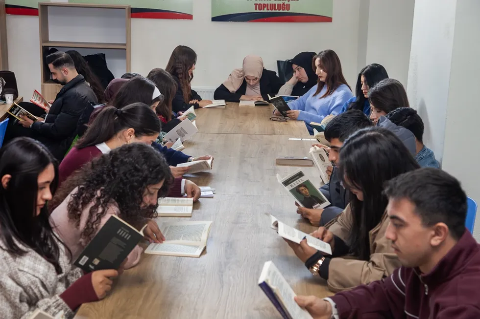 Üniversitemizde Dijital Mola Etkinliği Öğrencileri Kitapla Buluşturuyor