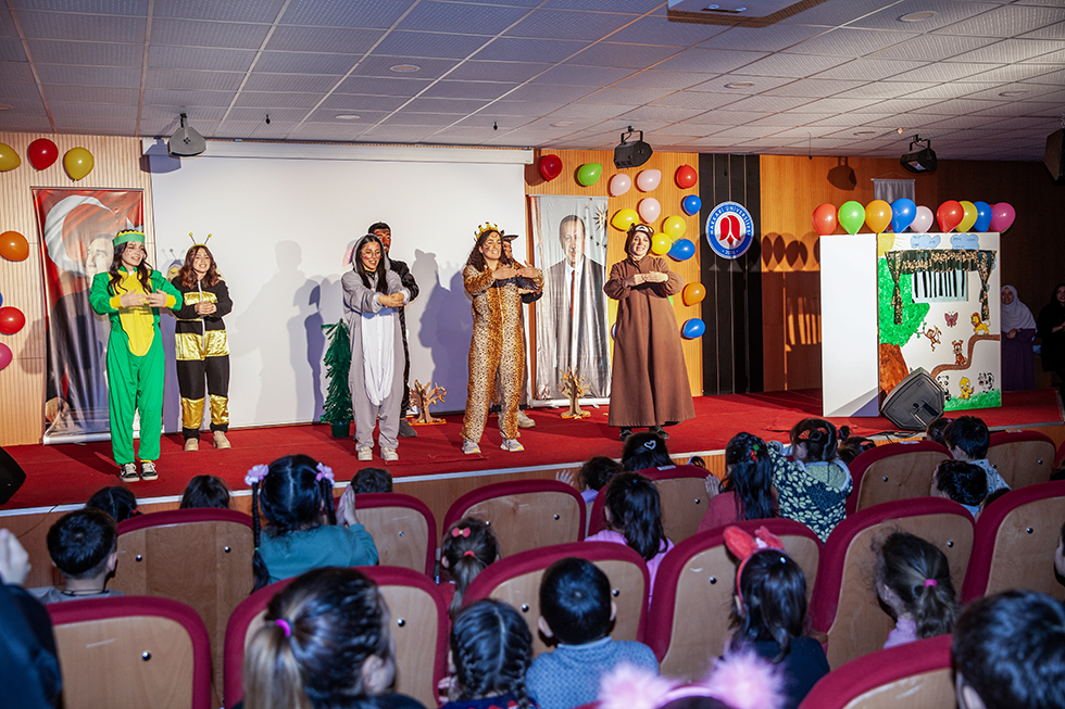 Üniversitemiz Öğrencileri Dönem Sonu Drama Etkinliği Yaptı