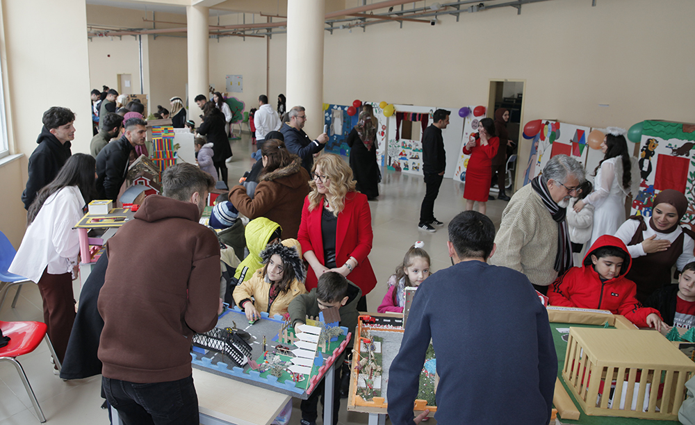 Öğrencilerimiz Eğitici Oyuncaklar ve Kukla Sahneleri Yıl Sonu Sergisi Düzenledi