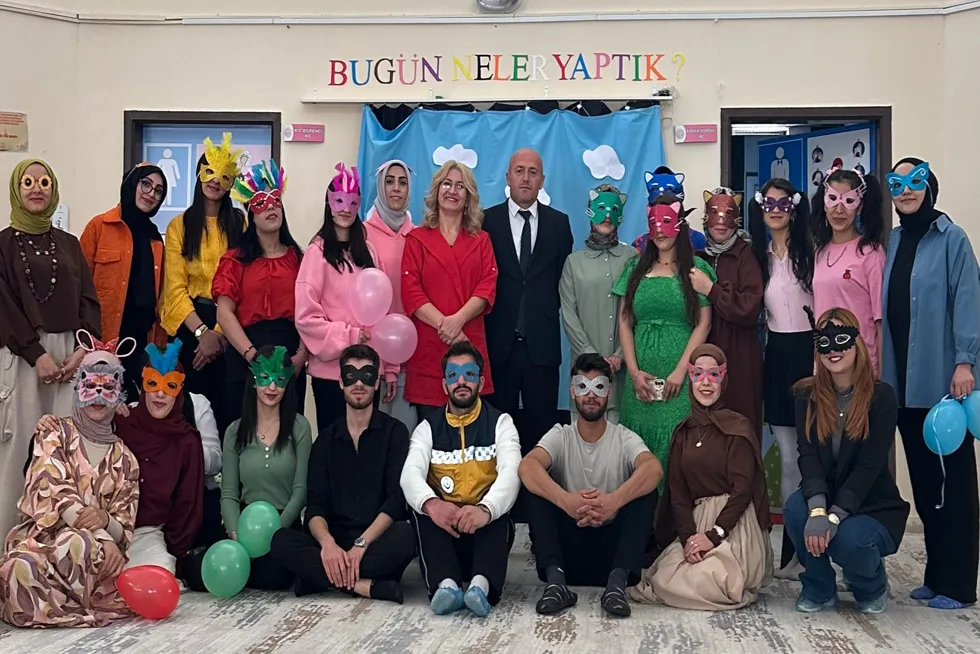 Drama ile Öğreniyoruz: Çocuk Gelişimi Programından Uygulamalı Eğitim