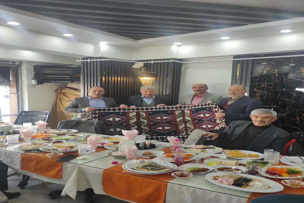 İlahiyat Fakültemiz Dekanına Veda Yemeği Düzenledi. 