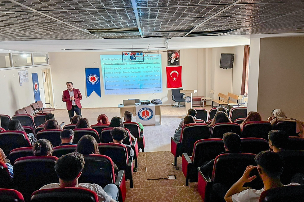 Yüksekova MYO’da Mülakat Dili ve Edebiyatı Semineri Gerçekleştirildi
